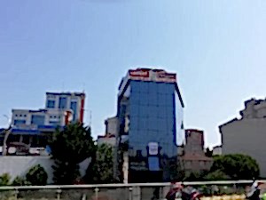 Dış cephe temizliği yapılmış cam bina